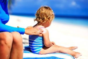 Làn da trẻ mỏng và nhạy cảm hơn người lớn