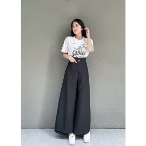 Người mẫu minh họa cách mặc váy chống nắng dạng quần chất liệu cotton thoáng mát